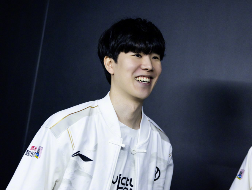 推动冰球运 推动冰球运